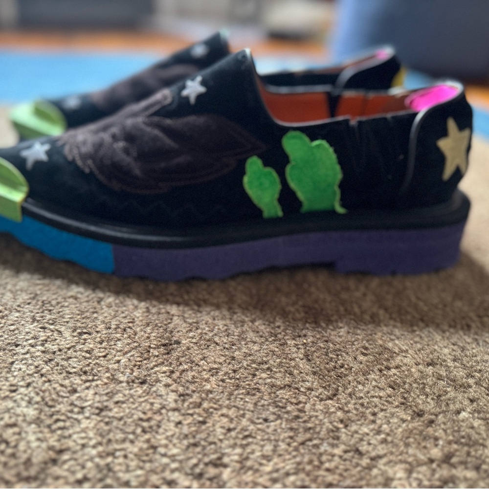 Off-White Suede Ranch-Cactus-Eagle Design Sponge Loafer - Picture 2 of 5